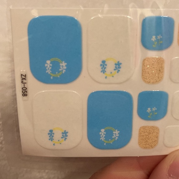 🆕Toe Nail Wraps- Summer Wreaths w/ gold glitter (blue,white&yellow) Design - Picture 3 of 4